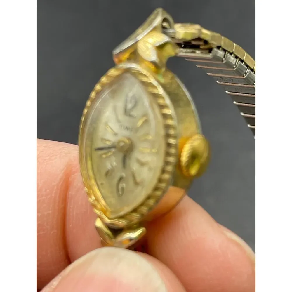 Vintage Timex Watch Women's Gold Tone Round Stretch Band Manual Wind Up 16mm